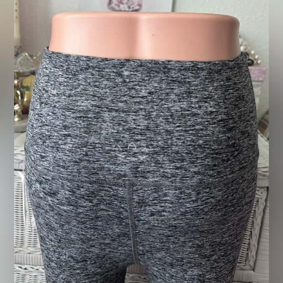 Beyond Yoga 7/8 Length space dye leggings high rise in grey color Size S  NWT - Picture 3 of 10